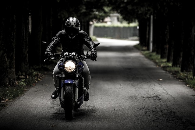 Si el pasajero de una motocicleta no utiliza el casco de protección, la responsabilidad es del conductor